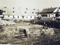 Rušenjem Hrvatskog doma 1941. god. pronađeni su temelji Hasan-pašine Petrinje od hrastovine, kao i prvo petrinjsko groblje, izvornik knjiga I. Goleca, Povijest grada Petrinje (A)